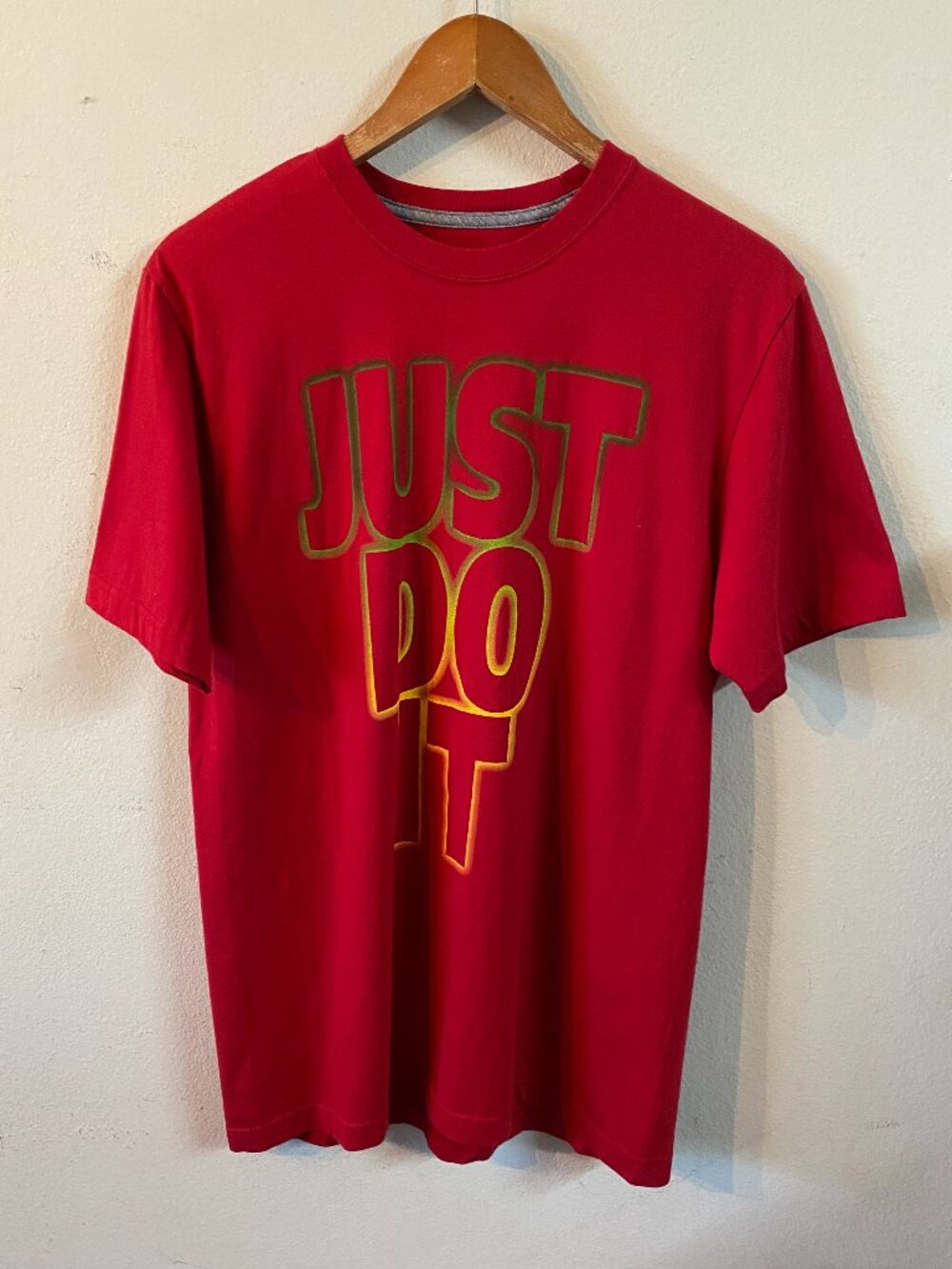 NIKE MEDIUM RED T-SHIRT